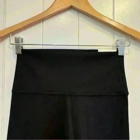 🌈 6/$60 Aerie 3/4 Capris Legging Black Laser Cut Detail On Sides Medium - Picture 3 of 5